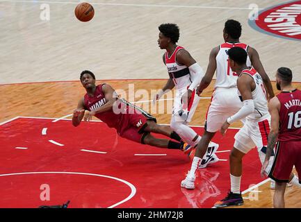 Washington, USA. 07th Feb, 2022. WASHINGTON, DC - FEBRUARY 07: Washington Wizards guard Aaron Holiday (4) watches as Miami Heat guard Kyle Lowry (7) gets off an off balance throw during a NBA game between the Washington Wizards and the Miami Heat, on February 07, 2022, at Capital One Arena, in Washington, DC. (Photo by Tony Quinn/SipaUSA) Credit: Sipa USA/Alamy Live News Stock Photo