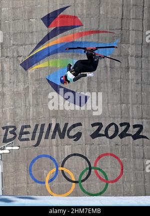 Beijing, China. 08th Feb, 2022. Olympics, Ski Freestyle, Women, Final, Big Air. Gu from China in action. Credit: Peter Kneffel/dpa/Alamy Live News Stock Photo