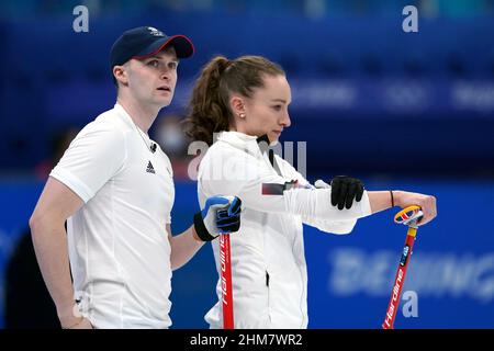 Great Britain's Jennifer Dodds and Bruce Mouat during the Mixed Doubles Bronze Medal match on day four of the Beijing 2022 Winter Olympic Games at the National Aquatics Centre in China. Picture date: Tuesday February 8, 2022. Stock Photo