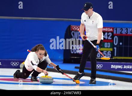 Great Britain's Jennifer Dodds and Bruce Mouat during the Mixed Doubles Bronze Medal match on day four of the Beijing 2022 Winter Olympic Games at the National Aquatics Centre in China. Picture date: Tuesday February 8, 2022. Stock Photo