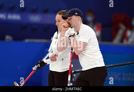 Great Britain's Jennifer Dodds and Bruce Mouat during the Mixed Doubles Bronze Medal match on day four of the Beijing 2022 Winter Olympic Games at the National Aquatics Centre in China. Picture date: Tuesday February 8, 2022. Stock Photo