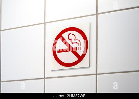 Don't smoke, smoking is not allowed red sign on the wall Stock Photo