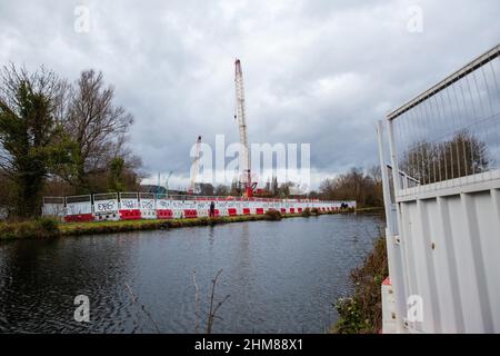 Harefield, UK. 5th February, 2022. Construction works for the HS2 Colne Valley Viaduct, which will become the UK's longest railway bridge, are pictured alongside the Grand Union Canal. A viaduct requiring 292 piles is currently being constructed to carry HS2 across lakes and watercourses in the Colne Valley Regional Park. Credit: Mark Kerrison/Alamy Live News Stock Photo