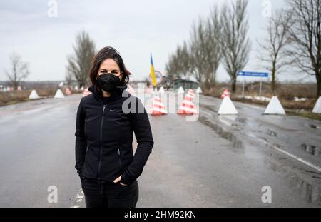 Lebedynske, Ukraine. 08th Feb, 2022. Annalena Baerbock (Bündnis 90/Die Grünen), Foreign Minister, stands at a checkpoint near Lebedynske. Earlier, she had visited the deserted village of Shyrokyne on the front line between the Ukrainian army and the Russian-backed separatists to learn about the situation in the conflict zone of Donbass. Foreign Minister Baerbock is on a two-day visit to the capital and eastern Ukraine. Credit: Bernd von Jutrczenka/dpa/Alamy Live News Stock Photo