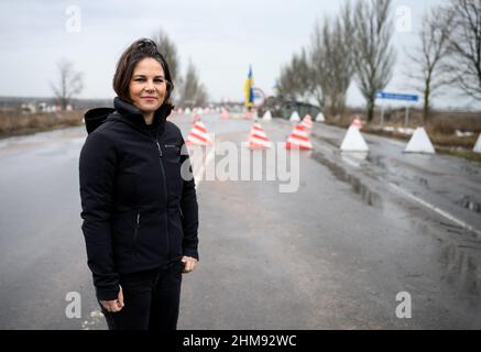 08 February 2022, Ukraine, Lebedynske: Annalena Baerbock (Bündnis 90/Die Grünen), Foreign Minister, stands at a checkpoint near Lebedynske. Earlier, she had visited the deserted village of Shyrokyne on the front line between the Ukrainian army and the Russian-backed separatists to learn about the situation in the conflict zone of Donbass. Foreign Minister Baerbock is on a two-day visit to the capital and eastern Ukraine. Photo: Bernd von Jutrczenka/dpa Stock Photo