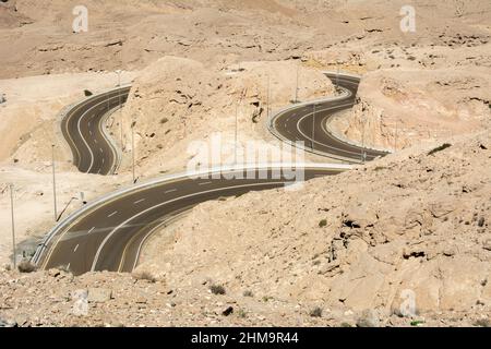 The view of winding road up to the summit of the Jabal Hafeet ('Mount Hafeet') mountain range in the region of Tawam, south of the city of Al Ain Stock Photo