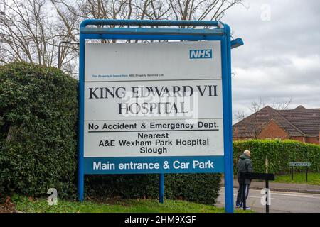 Road sign directing visitors to the main entrance and car park of The King Edward VII Hospital in Windsor, UK Stock Photo