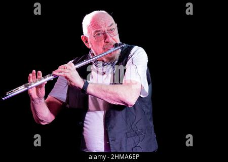 Padova, Italy. 06th Feb, 2022. Ian Anderson during JETHRO TULL, Music  Concert in Padova, Italy, February 06 2022 Credit: Independent Photo  Agency/Alamy Live News Stock Photo - Alamy