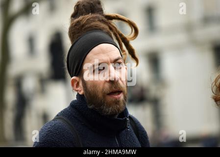 Whitehall, London, UK. 8th Feb 2022. Ant Vaccines protester and conspiracy theorist Piers Corbyn with supporters outside Downing Street. Credit: Matthew Chattle/Alamy Live News Stock Photo