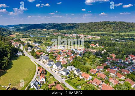 Luftbild Beilngries im Naturpark Altmühltal, Bayern, Deutschland an einem sonnigen Tag im Sommer mit Blick auf die Kanalsiedlung über Hirschberger Str Stock Photo