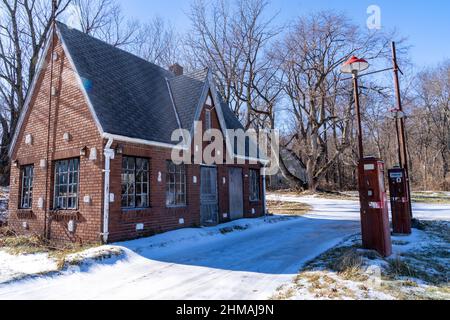 Hannibal, Missouri - January 9, 2022: Abandoned Skelly gas station, on the outskirts of Hannibal, Missouri, is frozen in time, during winter Stock Photo