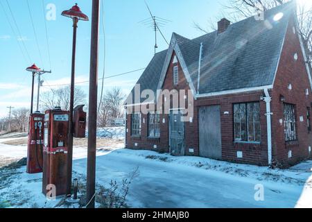 Hannibal, Missouri - January 9, 2022: Abandoned Skelly gas station, on the outskirts of Hannibal, Missouri, is frozen in time, during winter Stock Photo