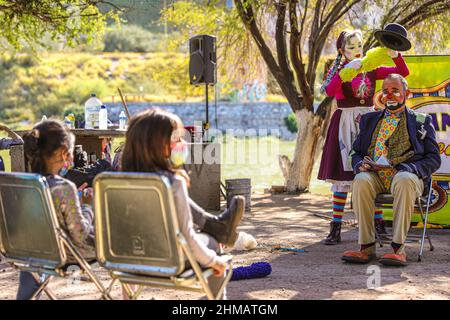 Members of the theater play Odisea Rodante de Zancadilla Treatro interact with children and adults next to the Sauceda Park wetland,Integrantes de la obra de teatro Odisea Rodante de Zancadilla Treatro interactúa con niños y adultos junto al humedal del Parque Sauceda, during World Wetlands Day to promote the care and conservation of the biodiversity of ecosystems on February 5, 2022 in Hermosillo, Mexico. (Photo by Luis Gutierrez Norte Photo/) Stock Photo