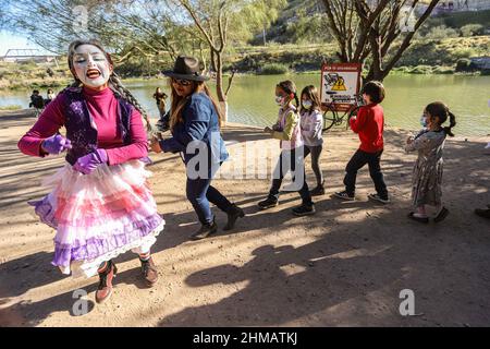 Members of the theater play Odisea Rodante de Zancadilla Treatro interact with children and adults next to the Sauceda Park wetland,Integrantes de la obra de teatro Odisea Rodante de Zancadilla Treatro interactúa con niños y adultos junto al humedal del Parque Sauceda, during World Wetlands Day to promote the care and conservation of the biodiversity of ecosystems on February 5, 2022 in Hermosillo, Mexico. (Photo by Luis Gutierrez Norte Photo/) Stock Photo