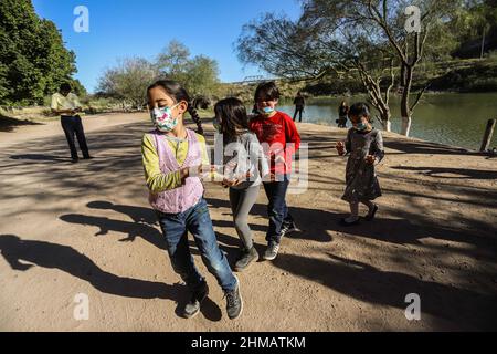 Members of the theater play Odisea Rodante de Zancadilla Treatro interact with children and adults next to the Sauceda Park wetland,Integrantes de la obra de teatro Odisea Rodante de Zancadilla Treatro interactúa con niños y adultos junto al humedal del Parque Sauceda, during World Wetlands Day to promote the care and conservation of the biodiversity of ecosystems on February 5, 2022 in Hermosillo, Mexico. (Photo by Luis Gutierrez Norte Photo/) Stock Photo