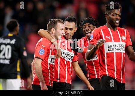 EINDHOVEN, NETHERLANDS - FEBRUARY 8: Mario Gotze of PSV celebrates with Eran Zahavi of PSV after scoring his sides second goal during the Dutch TOTO KNVB Cup match between PSV and NAC Breda at the Philips Stadion on February 8, 2022 in Eindhoven, Netherlands (Photo by Broer van den Boom/Orange Pictures) Stock Photo