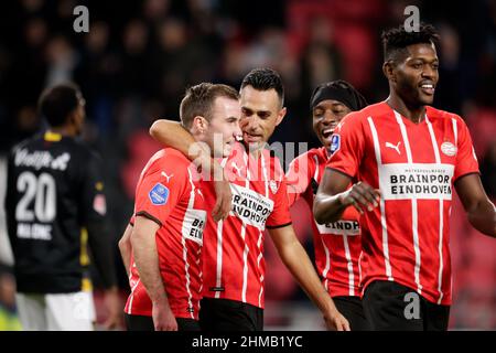 EINDHOVEN, NETHERLANDS - FEBRUARY 8: Mario Gotze of PSV celebrates with Eran Zahavi of PSV after scoring his sides second goal during the Dutch TOTO KNVB Cup match between PSV and NAC Breda at the Philips Stadion on February 8, 2022 in Eindhoven, Netherlands (Photo by Broer van den Boom/Orange Pictures) Stock Photo
