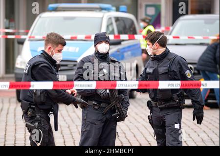 31 January 2022, Schleswig-Holstein, Neumünster: Police officers stand in front of the widely cordoned off train station. Following a bomb threat, Neumünster train station was closed on Monday morning. However, the closure was lifted after about three and a half hours. Photo: Jonas Walzberg/dpa Stock Photo