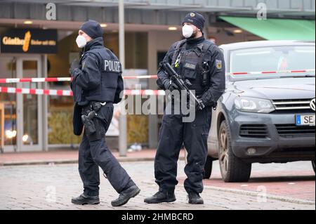 31 January 2022, Schleswig-Holstein, Neumünster: Police officers stand in front of the widely cordoned off train station. Following a bomb threat, Neumünster train station was closed on Monday morning. However, the closure was lifted after about three and a half hours. Photo: Jonas Walzberg/dpa Stock Photo