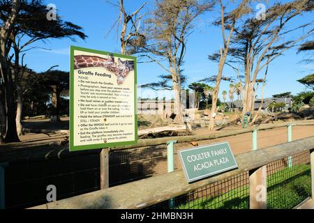 Giraffe feeding guidelines sign at the Coulter Family Acacia Plaza at the San Francisco Zoo and Gardens in San Francisco, California, USA. Stock Photo
