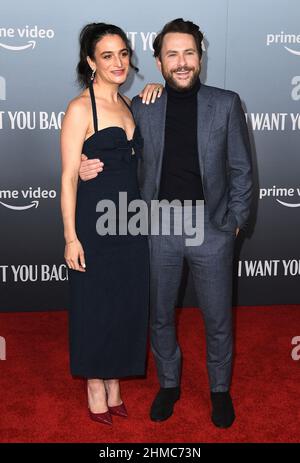 USA. Charlie Day and Jenny Slate in the (C) Prime Video film : I Want  You Back (2022). Plot: Newly dumped thirty-somethings Peter and Emma team  up to sabotage their exes' new