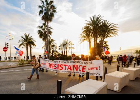 Nice, France - January 2, 2022: French people with RESISTANCE banner, protest against COVID-19 vaccine mandates and vaccination pass restrictions. In Stock Photo