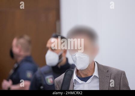 09 February 2022, North Rhine-Westphalia, Cologne: The co-defendant enters the courtroom in the regional court. Together with the former Reemtsma kidnapper, he has to answer for four robberies of money transporters. Photo: Rolf Vennenbernd/dpa - ATTENTION: Person(s) have been pixelated for legal reasons Stock Photo