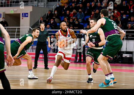 ZAPORIZHZHIA, UKRAINE - FEBRUARY 8, 2022 - Shooting guard Chris Dowe (C) of BC Prometey controls the ball during the Basketball Champions League Gamed Stock Photo