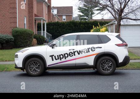 https://l450v.alamy.com/450v/2hmd4ma/a-nissan-svu-with-an-advertisement-for-tupperware-in-queens-new-york-city-2hmd4ma.jpg