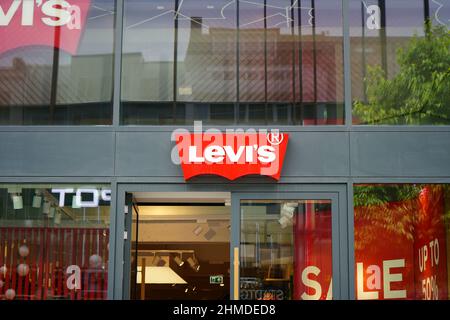Exterior of a Levi's store on the shopping street Schadowstraße in Düsseldorf/Germany. Stock Photo
