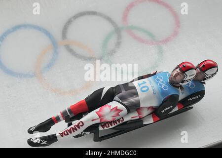 Peking, China. 09th Feb, 2022. Luge: Olympics, doubles, men, 2nd run, Yanqing National Sliding Centre. Tristan Walker and Justin Snith from Canada in action. Credit: Michael Kappeler/dpa/Alamy Live News Stock Photo