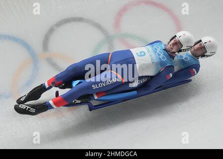 Peking, China. 09th Feb, 2022. Luge: Olympics, doubles, men, 2nd round, Yanqing National Sliding Centre. Tomas Vavercak and Matej Zmij from Slovakia in action. Credit: Michael Kappeler/dpa/Alamy Live News Stock Photo