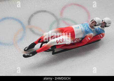 Peking, China. 09th Feb, 2022. Luge: Olympics, doubles, men, 2nd round, Yanqing National Sliding Centre. Wojciech Chmielewski and Jakub Kowalewski from Poland in action. Credit: Michael Kappeler/dpa/Alamy Live News Stock Photo