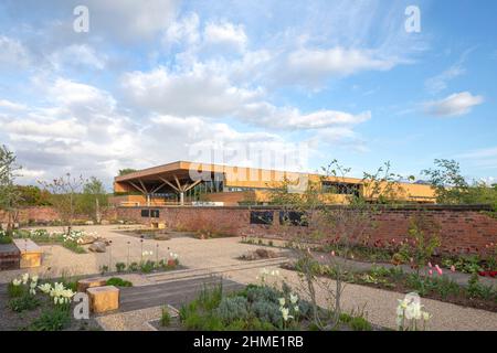 Walled garden to building. Royal Horticultural Society Visitor Centre, Worsley, Salford, United Kingdom. Architect: Hodder & Partners, 2021. Stock Photo