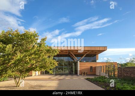 North elevation entrance from gardens. Royal Horticultural Society Visitor Centre, Worsley, Salford, United Kingdom. Architect: Hodder & Partners, 202 Stock Photo