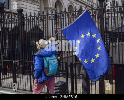 London, UK. 9th February 2022. A protester waves an EU flag outside Downing Street. Protesters gathered in Westminster as pressure continues to mount on Boris Johnson over the Partygate scandal. Credit: Vuk Valcic / Alamy Live News Stock Photo