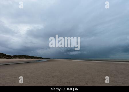Ciel charge sur la plage, entre Bray-Dunes et Zuydcoote  Heavy sky along the beach between Bray-Dunes and Zuydcoote Stock Photo