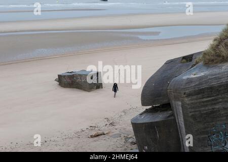 Dans les dunes et sur la plage, entre Bray-Dunes et Zuydcoote les ruines de Bunker du mur de l'Atlantique de deuxième guerre mondiale. La batterie de Stock Photo