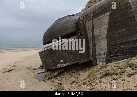 Dans les dunes et sur la plage, entre Bray-Dunes et Zuydcoote les ruines de Bunker du mur de l'Atlantique de deuxième guerre mondiale. La batterie de Stock Photo