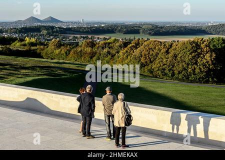 Canadian National memorial of Vimy and Loos en Gohelle heap at the back  Memorial national du Canada qui commemore les soldats canadiens morts pendant Stock Photo
