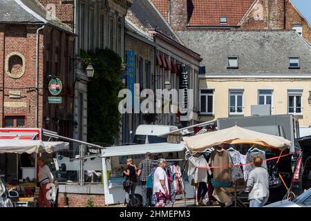 Cassel village préféré des Francais en 2018 - Marché hebdomadaire sur la grand place  Cassel preferred village of the French in 2018 Weekly market on Stock Photo