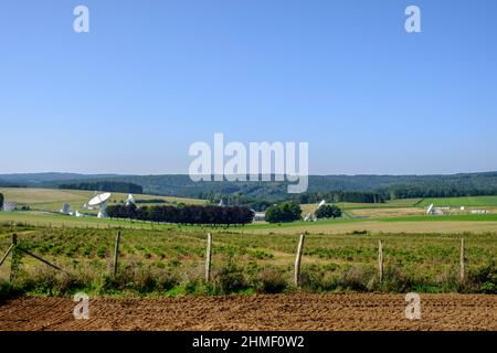 The antennas of the European Space agency in the countryside around the village of Redu in Wallonia | Les antennes du l'agence spatiale europeenne dan Stock Photo