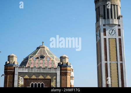 Comines cote francais - Eglise Saint-Chrysole-et-Saint-Pierre The church Saint-Chrysole-and-Saint-Peter in Comines Stock Photo