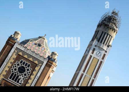 Comines cote francais - Eglise Saint-Chrysole-et-Saint-Pierre The church Saint-Chrysole-and-Saint-Peter in Comines Stock Photo