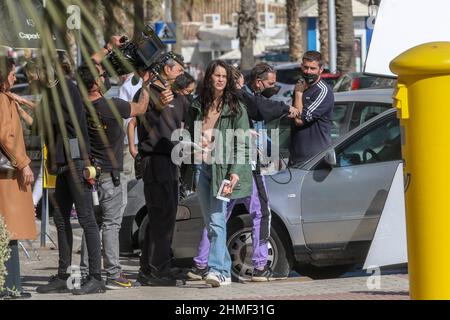 February 9, 2022 (Malaga) Netflix's La chica de nieve series has begun filming its new fiction based on Javier Castillo's best-seller, a six-episode thriller starring Milena Smit and José Coronado, who joins the cast as a star signing. In the photos you can see Milena Smit (Green Jacket) filming on the promenade of La Malagueta. Credit: CORDON PRESS/Alamy Live News Stock Photo
