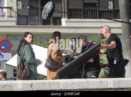 February 9, 2022 (Malaga) Netflix's La chica de nieve series has begun filming its new fiction based on Javier Castillo's best-seller, a six-episode thriller starring Milena Smit and José Coronado, who joins the cast as a star signing. In the photos you can see Milena Smit (Green Jacket) filming on the promenade of La Malagueta. Credit: CORDON PRESS/Alamy Live News Stock Photo