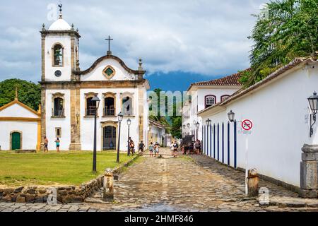 Santa Rita de Cassia Catholic Church, built in 1722 and a cobblestone street in Paraty. Paraty is a Portuguese style colonial village which is an impo Stock Photo