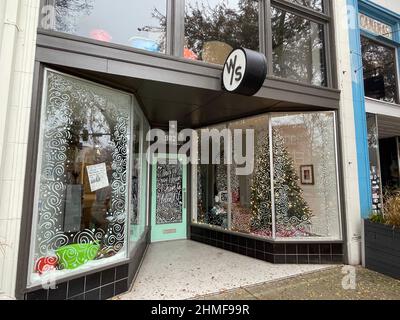 Augusta, Ga USA - 12 09 21: Downtown Augusta Ga Vintage retro store front with decor Stock Photo