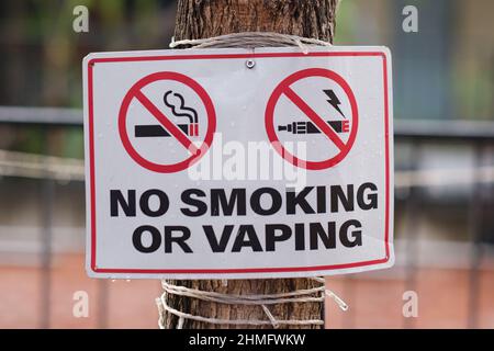 A sign prohibiting smoking and vaping at Klong Ong Ang Walking Street, a weekend market in Phahurat/Chinatown area, Bangkok, Thailand Stock Photo