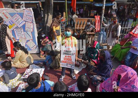 Kolkata, West Bengal, India. 7th Feb, 2022. A primary student showing their agitation in Kolkata. (Credit Image: © Suraranjan Nandi/Pacific Press via ZUMA Press Wire) Stock Photo